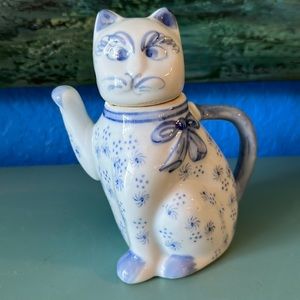 Vintage Blue and White ceramic Asian Cat Teapot Don’t  you love that face. !